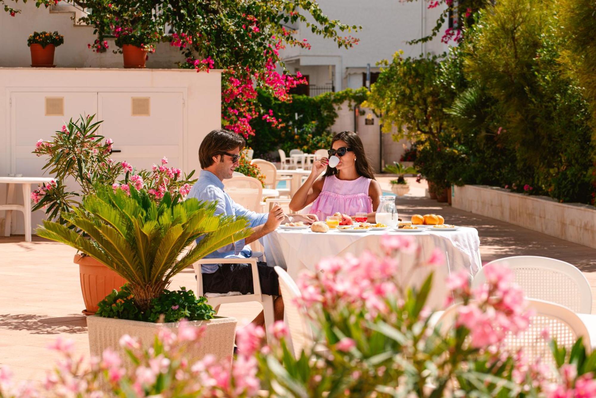 Hotel Degli Aranci Vieste Bagian luar foto