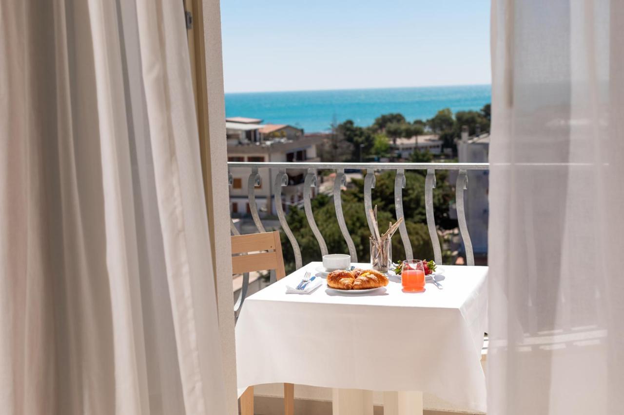 Hotel Degli Aranci Vieste Bagian luar foto